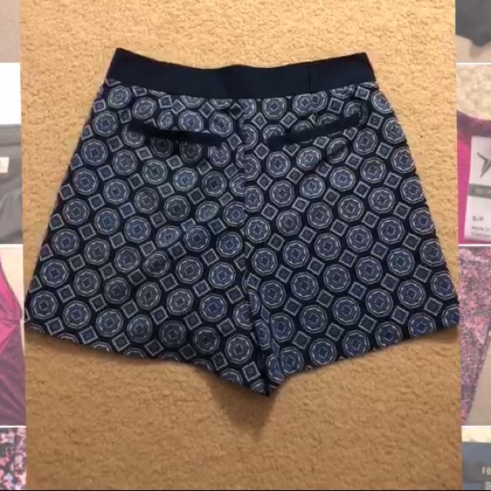 High Waisted Patterned Shorts - Picture 2 of 3